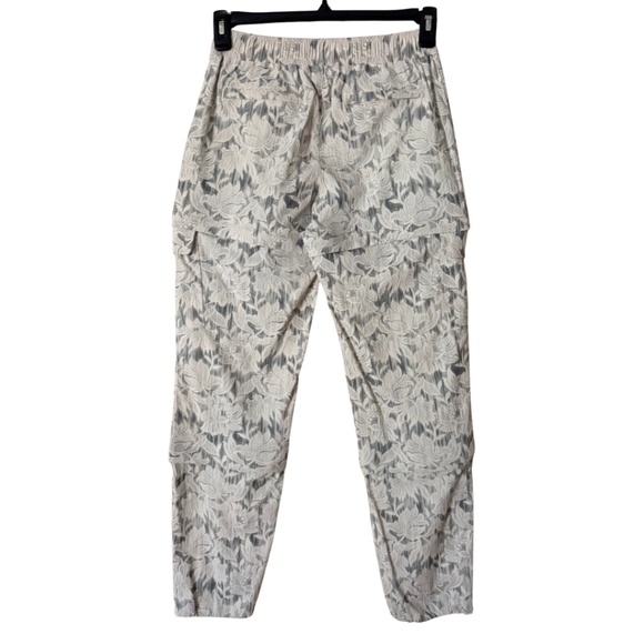 Athleta Trekkie Convertible Hike Pants, Ethereal Bloom Magnolia White, 4 - Picture 4 of 13